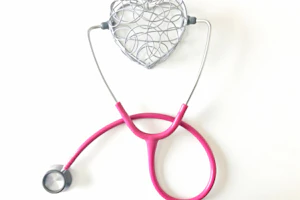 ハートに聴診器をあてている
