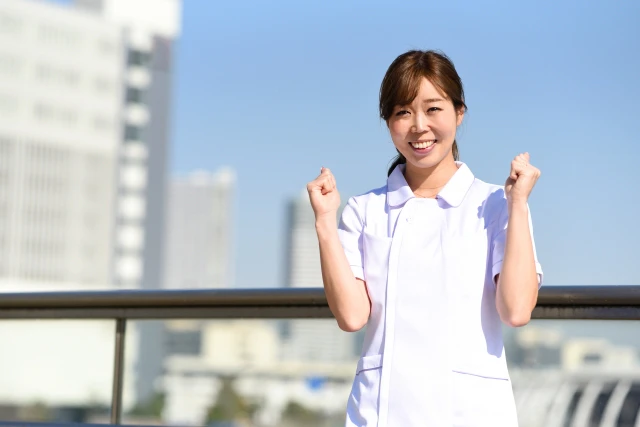 ガッツポーズの看護師さん