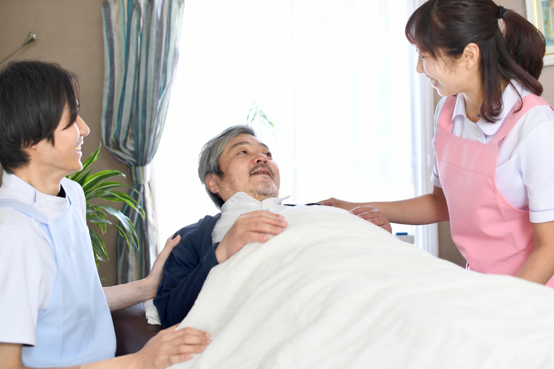 笑顔で話す看護師さんと患者さん