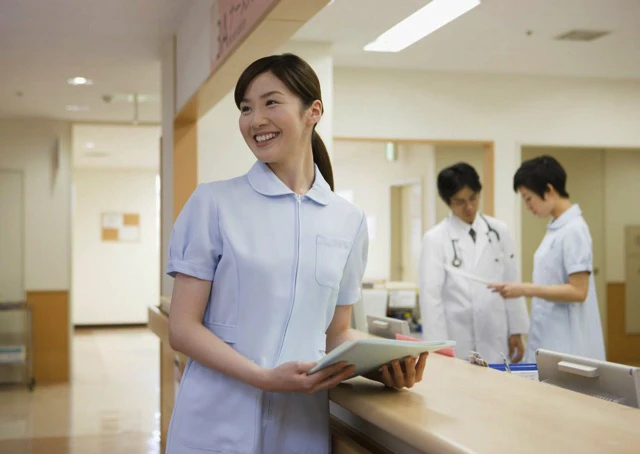 ナースステーションにいる看護師