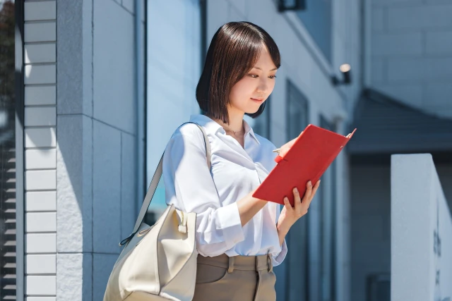 メモをとるスタッフ