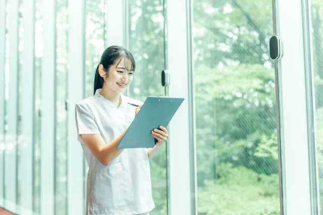 メモをとるスタッフ