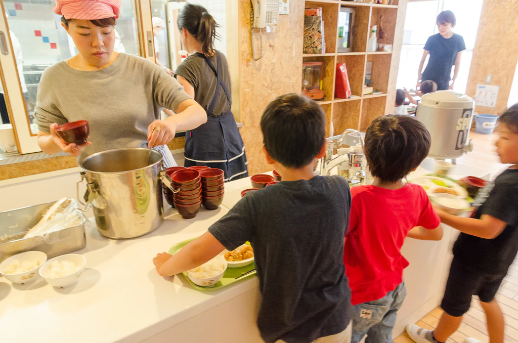 配膳台に集まる子ども達