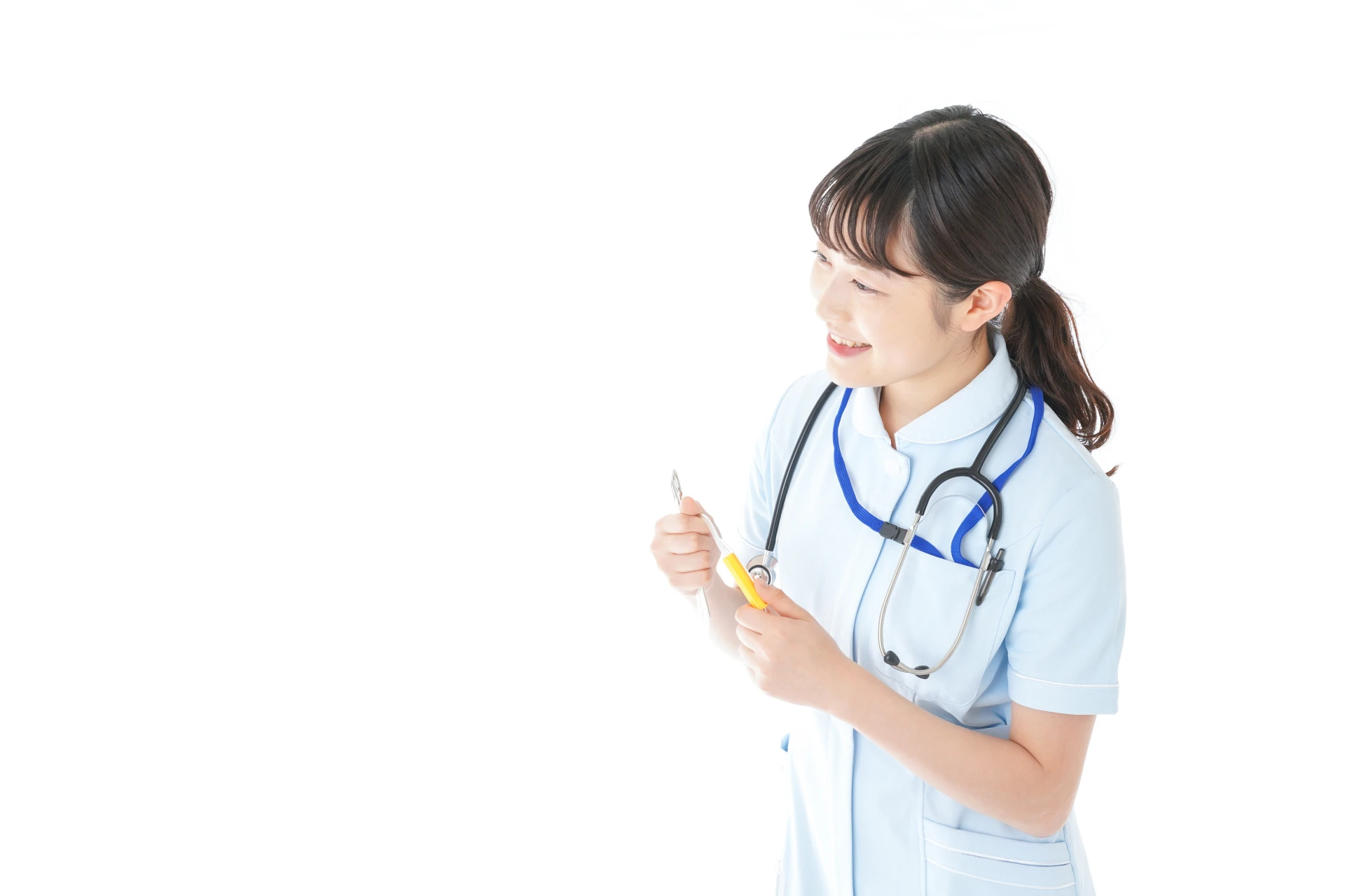 利用者に声掛けしながらバルーンを確認する女性看護師