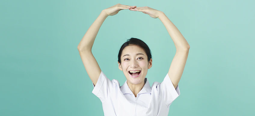 両手で円を描く女性