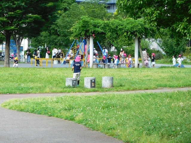 公園で保育園児が遊ぶ姿