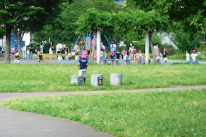 公園で保育園児が遊ぶ姿