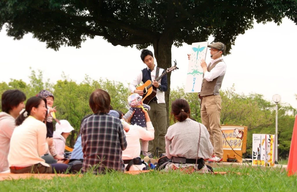 公園での読み聞かせ