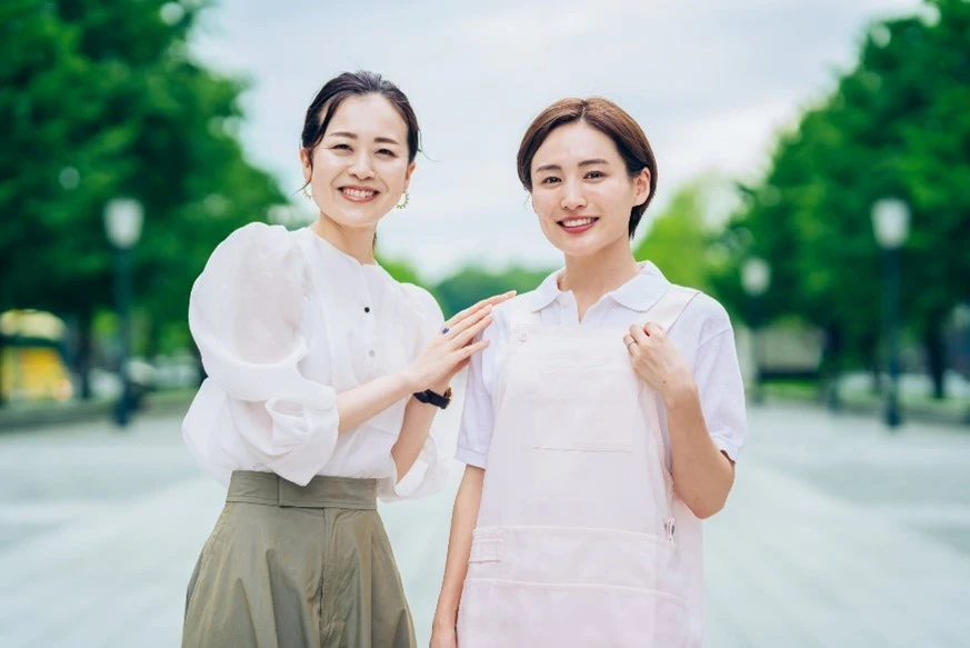 微笑む二人の女性