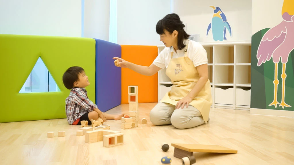 子どもと遊ぶ安藤先生