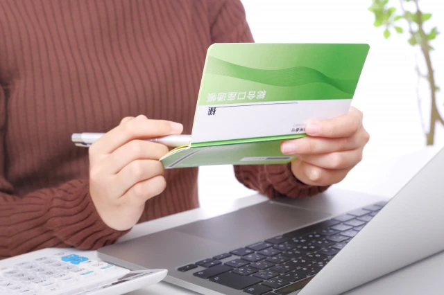 通帳を見ている人