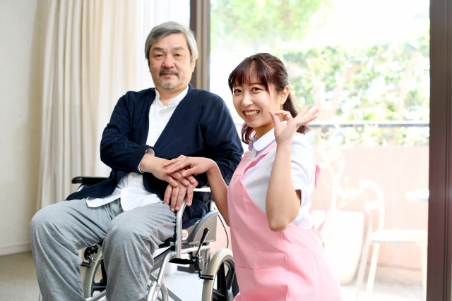 笑顔の男性と女性スタッフ