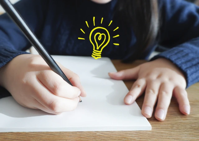 ノートに記入する幼児