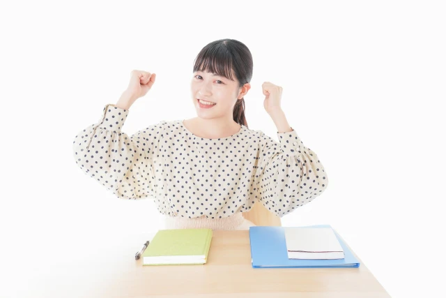 ガッツポーズの女性