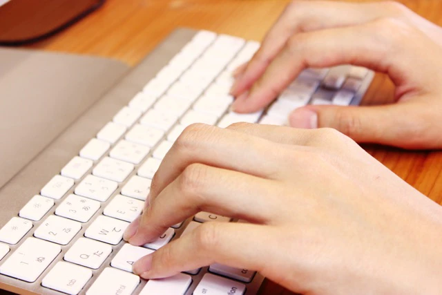 キーボードを打っているところ