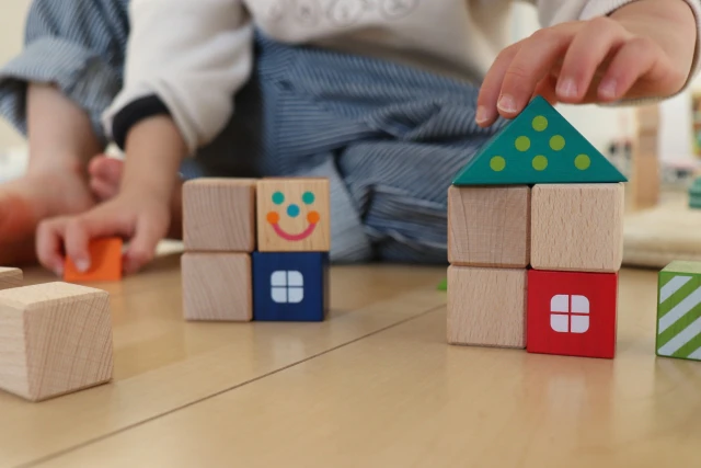 積み木で遊ぶ子供