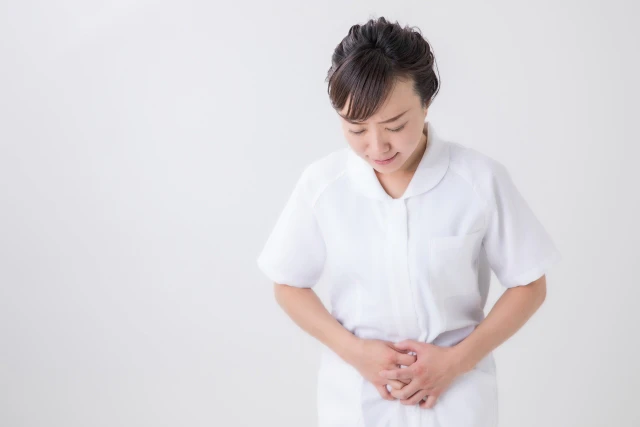 腹痛の女性