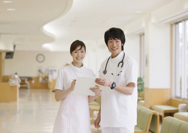 話しをしている男女の看護師