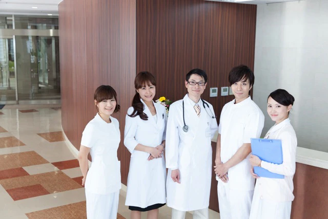 医師看護師が集まっている