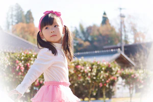 振り向く女の子の写真