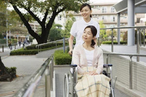 車いすを押している看護師