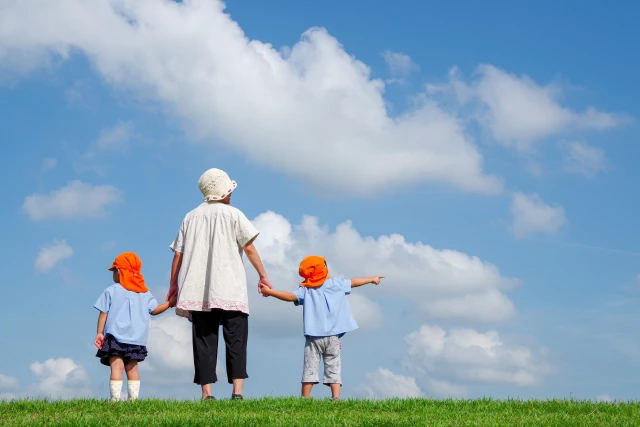 園児と手をつなぐ人