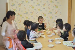 着席する子どもたち