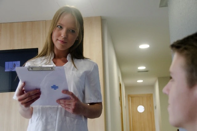 看護師が患者さんに話しかけている