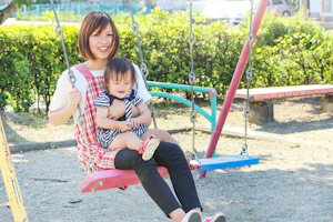 ブランコで遊ぶ保育士と子ども