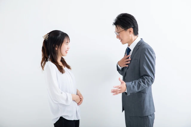 話す女性と男性
