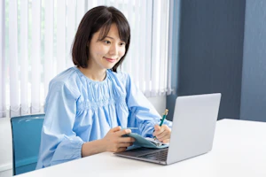 パソコンに向かう保育士さん