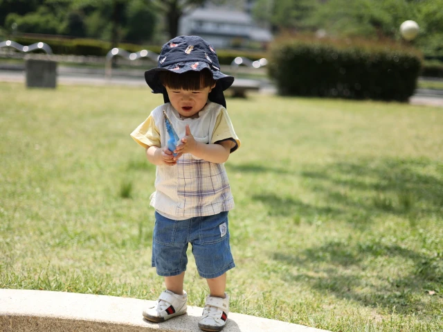 公園で遊ぶ子ども