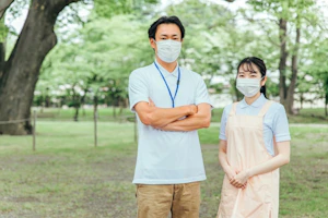 並んでいる男女スタッフ