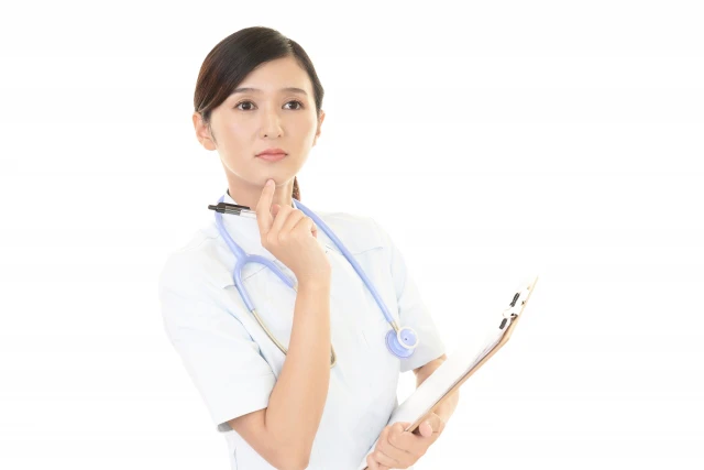 考える看護師さん