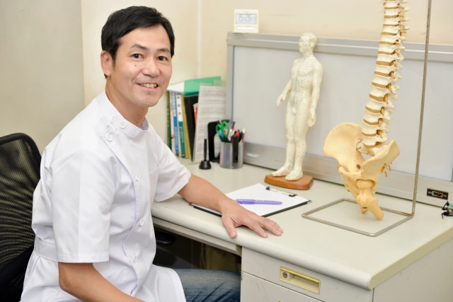 笑顔を見せる医師