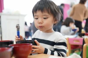 食事をする男の子