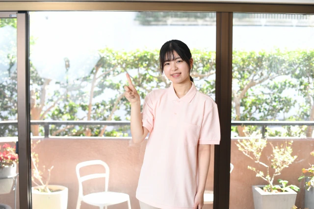 ポーズをとる女性