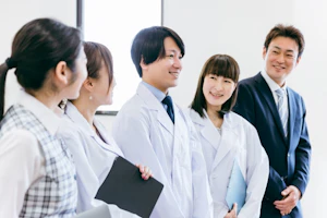 談笑する医師たち