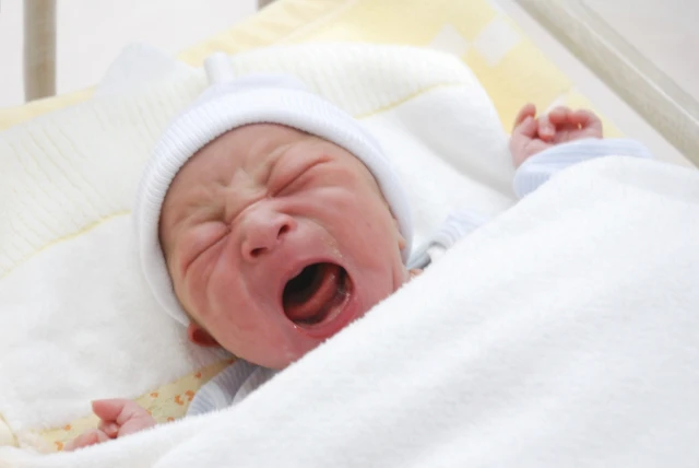 泣く赤ちゃん