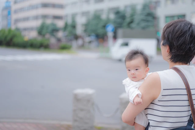 赤ちゃんを抱くお母さん