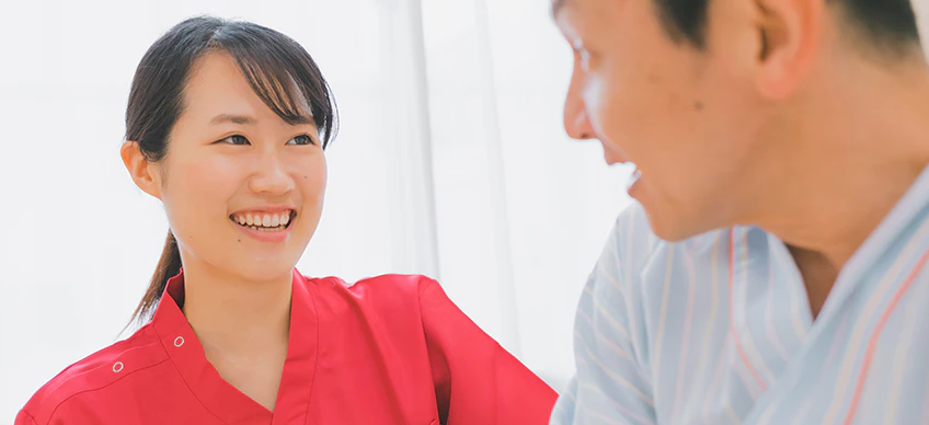 作業療法士と利用者が笑顔で会話している