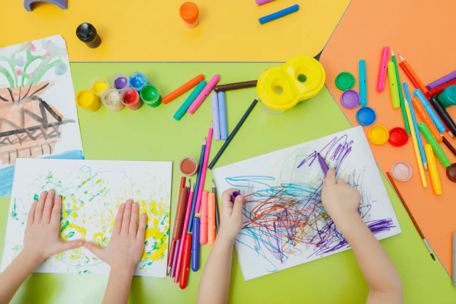 お絵描きで遊ぶ子供