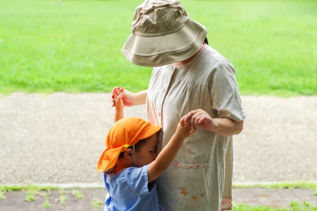 手をつなぐ大人と子供