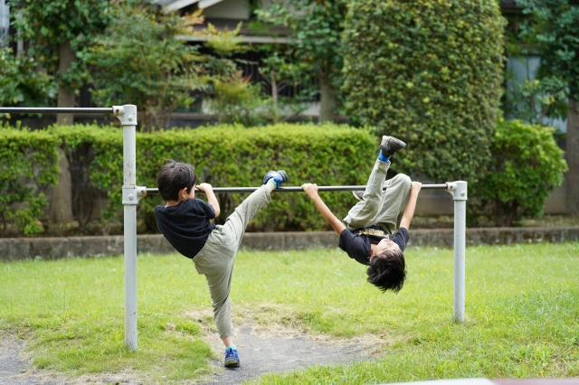 鉄棒をする男の子