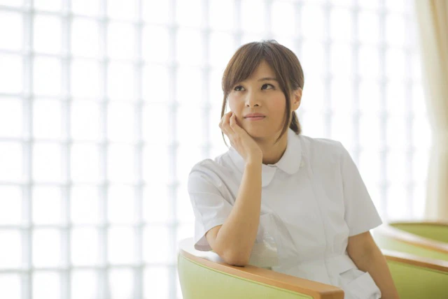 考えごとをしている看護師