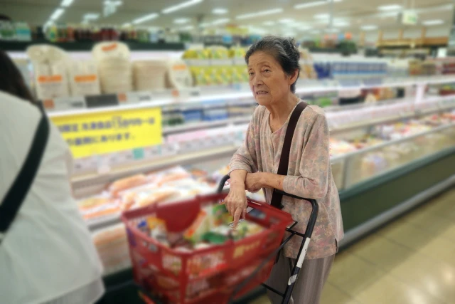 買い物をする高齢女性