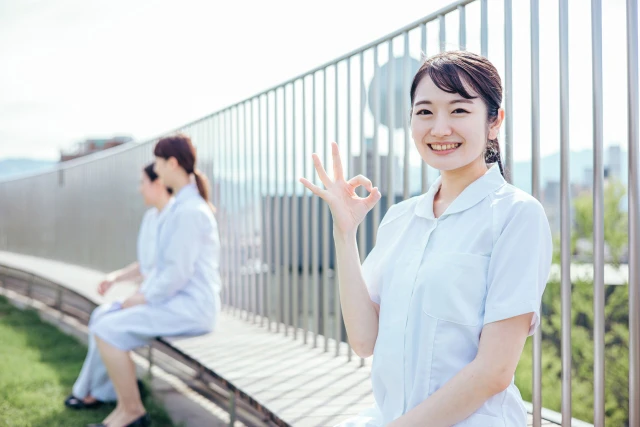 OKサインのスタッフ