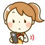 スマホを触る保育士さん