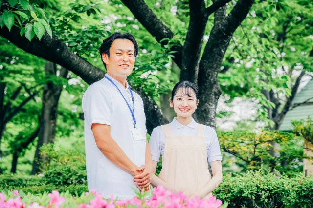 笑顔の男女スタッフ
