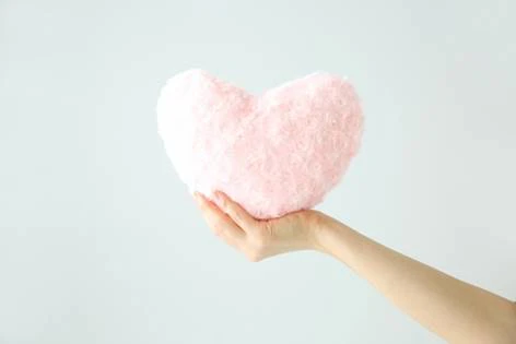 ハートを手の上にのせている